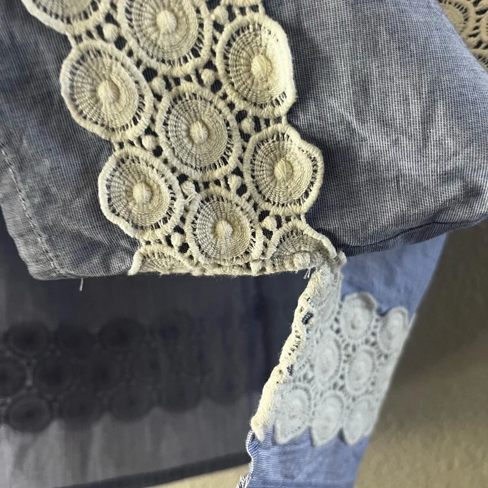 Banana Republic SZ Medium Lace Stripe Blouse Top Blue Chambray 3/4 Sleeve - Picture 7 of 16
